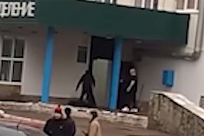 Охранник российской больницы выбросил на улицу пациента, пнул и попал на видео