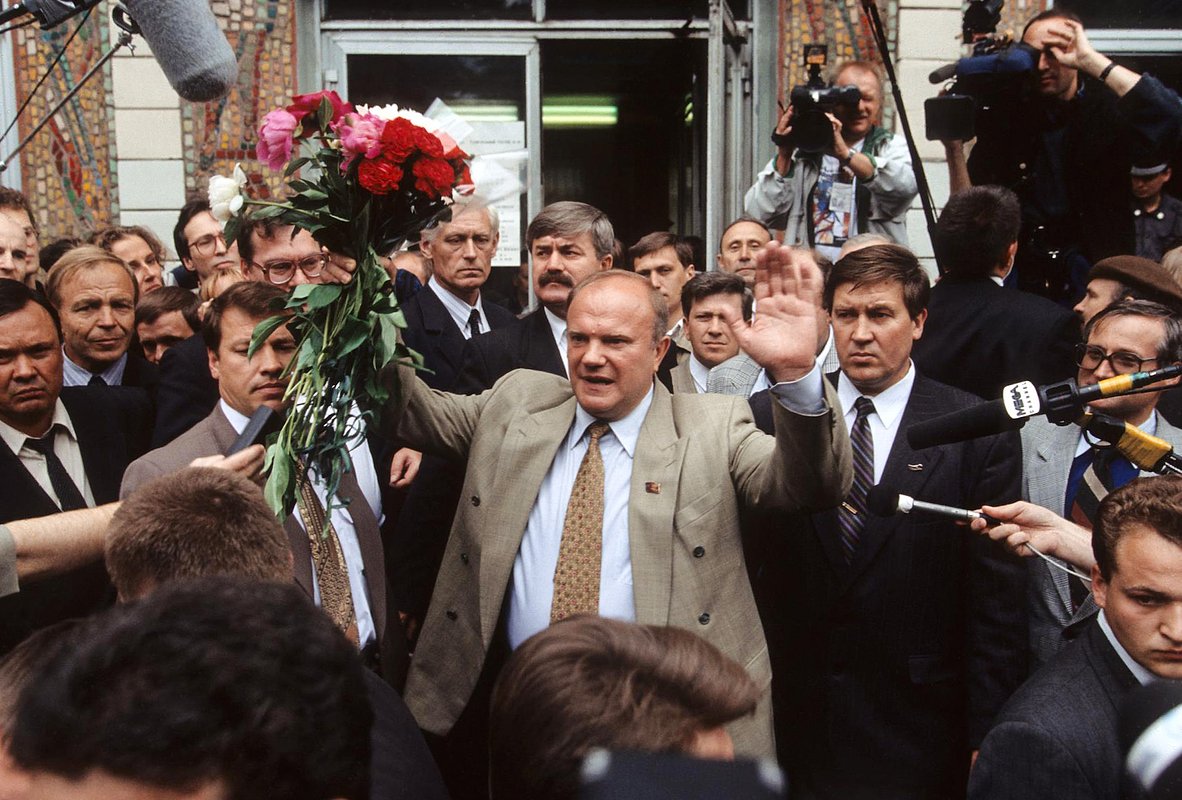 Лидер Коммунистической партии России (КПРФ) Геннадий Зюганов (в центре) после голосования на избирательном участке. Выборы президента России, 9 июля 1996 года
