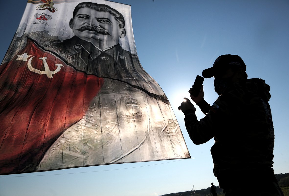Портрет Сталина, который подвесили под воздушным шаром. Запуск состоялся в городе Белогорске в честь 75-й годовщины Победы, 11 мая 2020 года