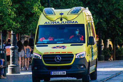 Пьяный турист упал со стены многоквартирного дома на курорте Испании и выжил