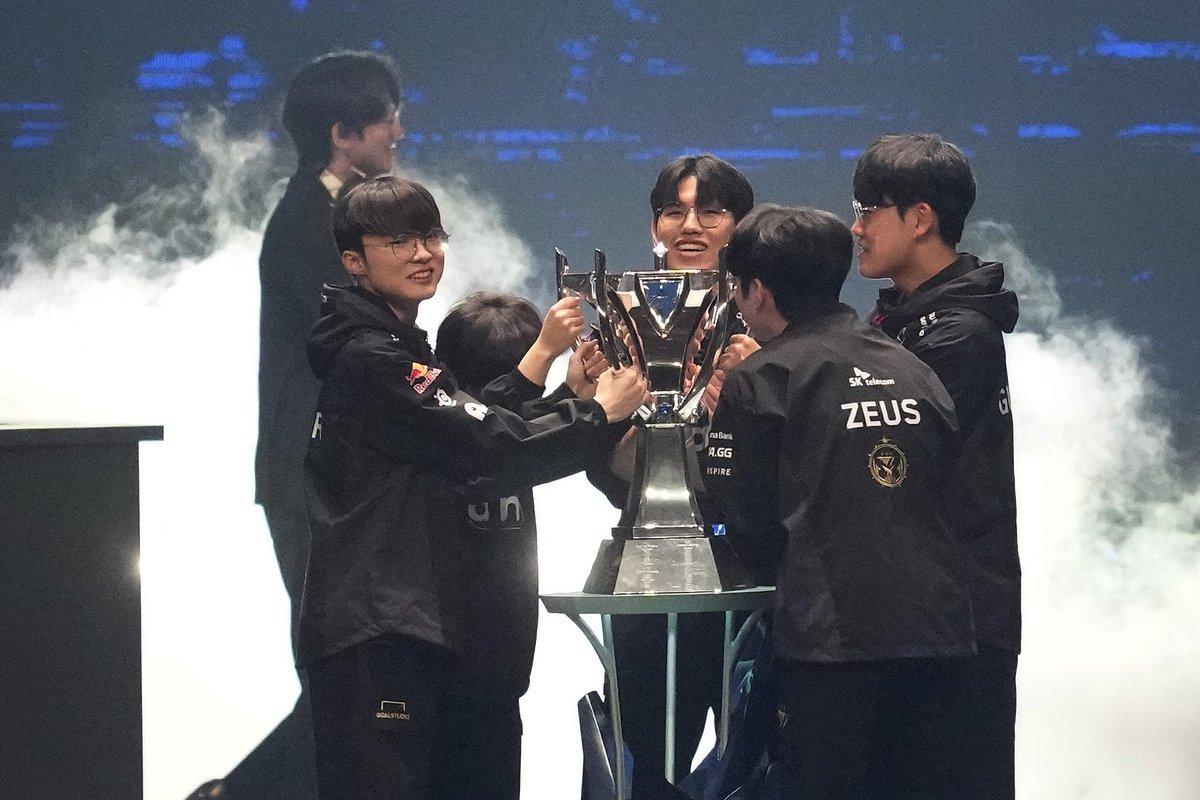 Члены южнокорейской команды T1 празднуют победу на чемпионате мира по League of Legends 2023 в Сеуле, Южная Корея, 19 ноября 2023 года