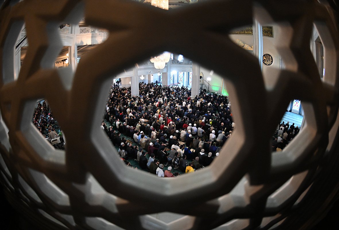 Верующие на богослужении в день праздника Ураза-байрам в Московской соборной мечети