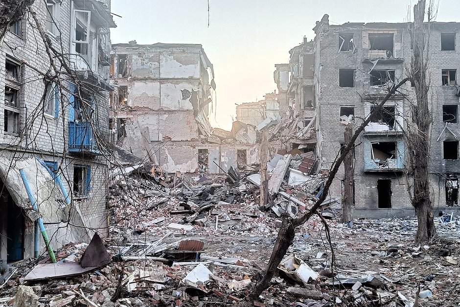 Руины жилых домов на Центральном проспекте, Авдеевка, март 2024 года