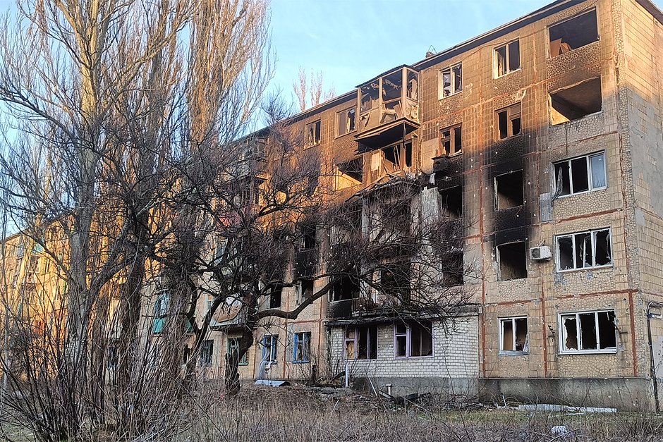 Поврежденный артиллерийскими обстрелами многоквартирный дом на улице Королева, Авдеевка, март 2024 года