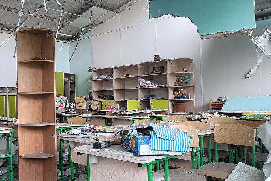 Никем не тронутая мебель в одном из кабинетов разрушенной школы №2, Авдеевка, март 2024 года