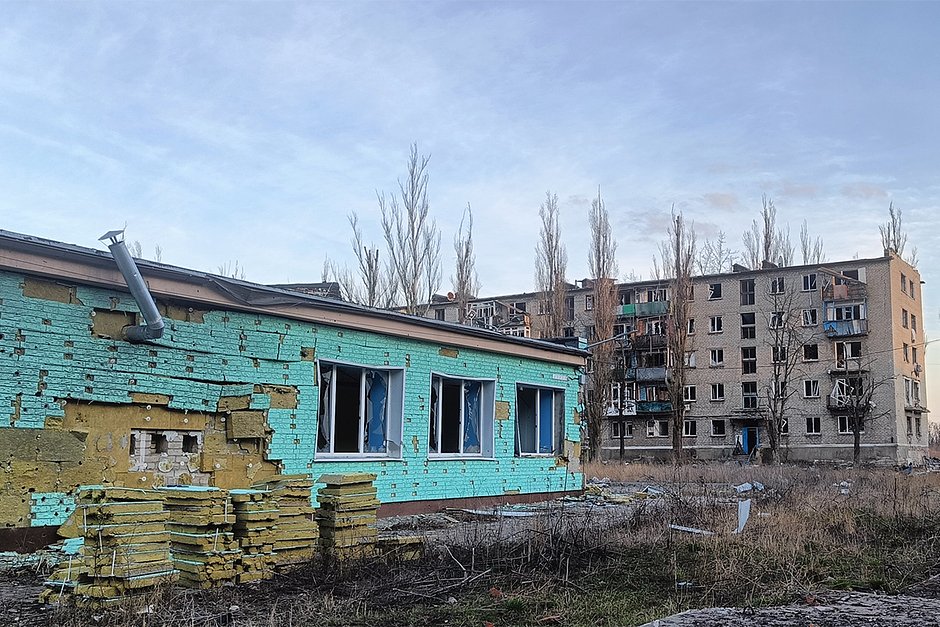 Общий вид на общеобразовательную школу №2, Авдеевка, март 2024 года