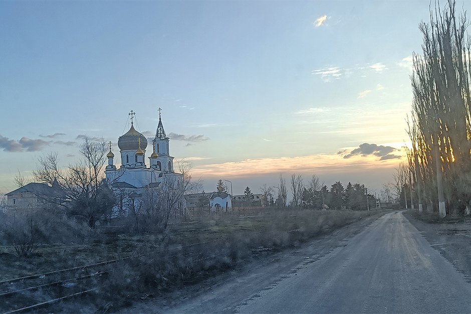 Храм святой равноапостольной Марии Магдалины со стороны въезда в Авдеевку, март 2024 года