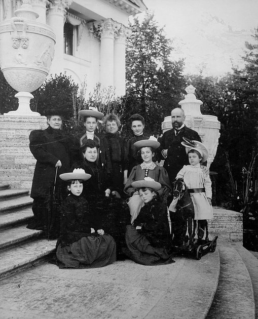 Столыпин с семьей у Елагинского дворца, Санкт-Петербург, 1907 год