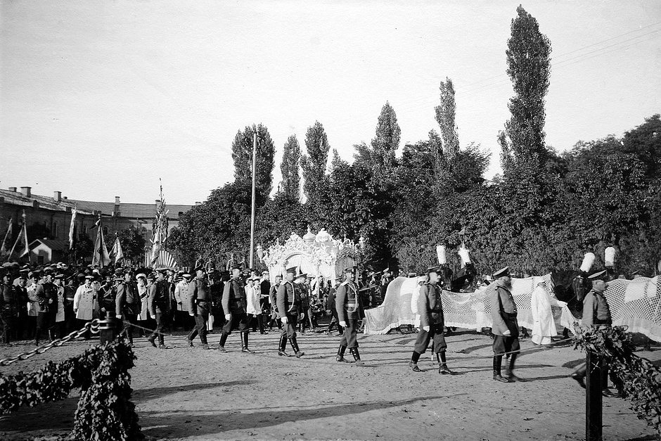 Траурная процессия с телом Петра Столыпина, направляющаяся в Киево-Печерскую лавру, Киев, сентябрь 1911 года 