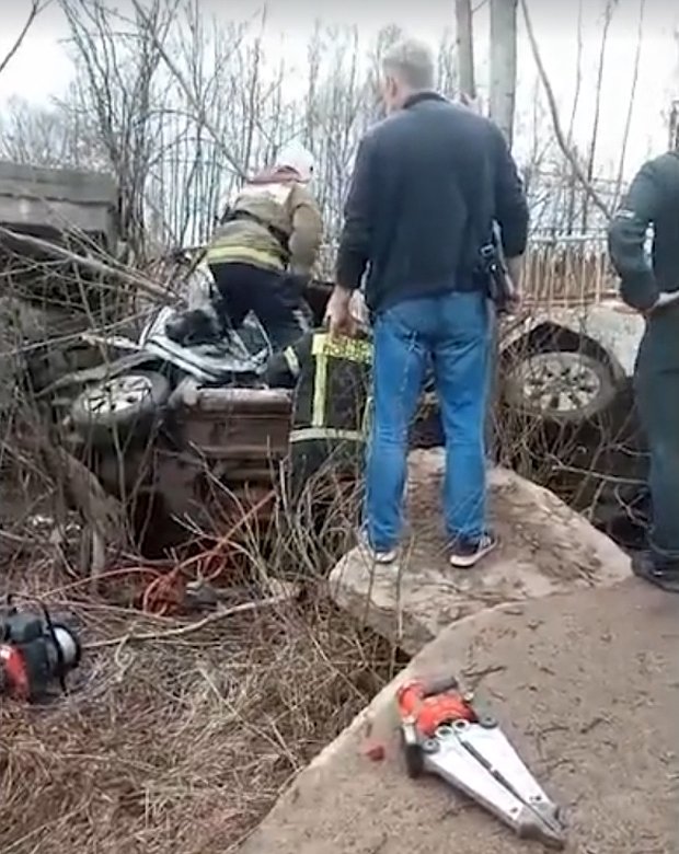 «Сложился как карточный домик». Мост с машинами рухнул на железную дорогу в Смоленской области