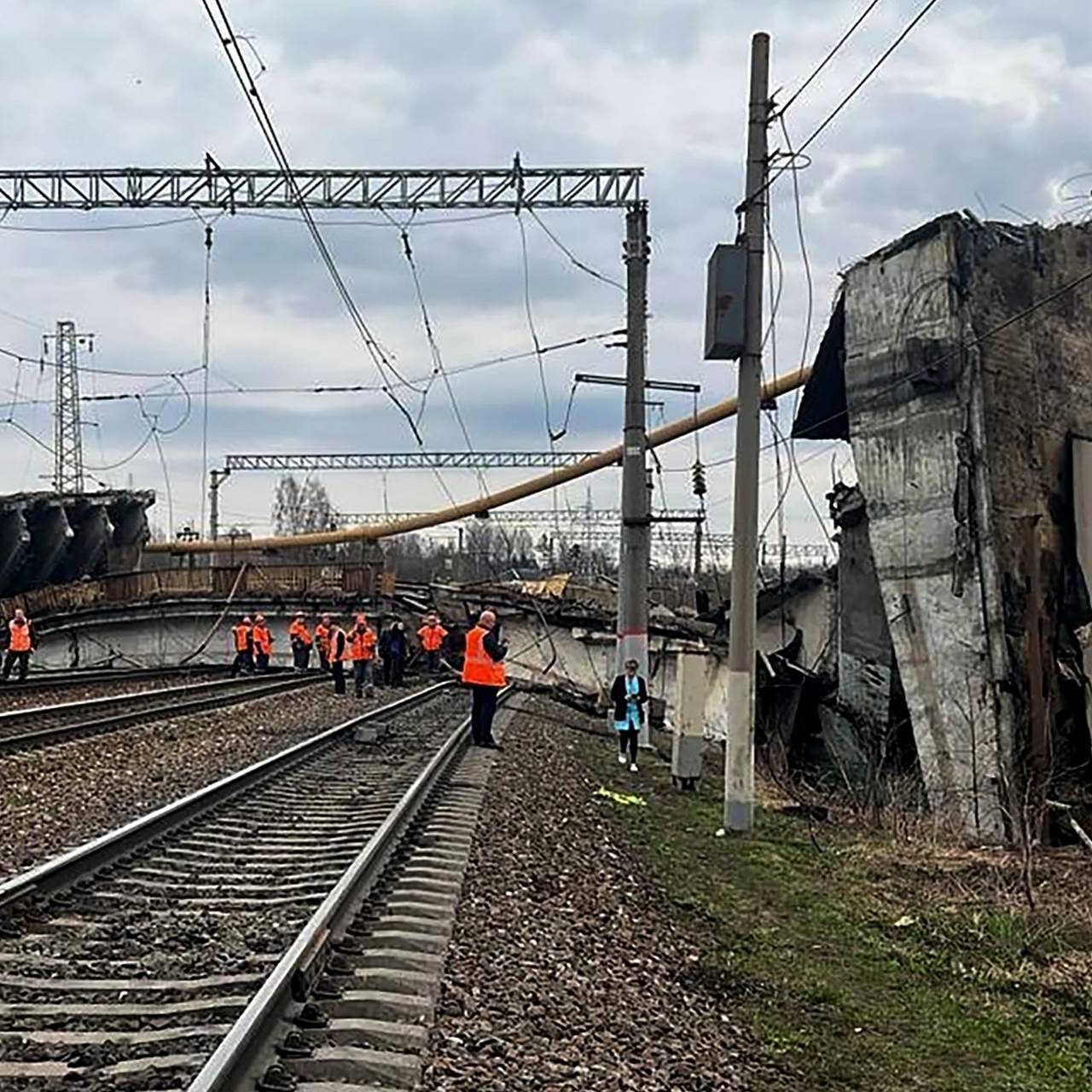 Сложился как карточный домик». Мост с машинами рухнул на железную дорогу в  Смоленской области: Городская среда: Экономика: Lenta.ru