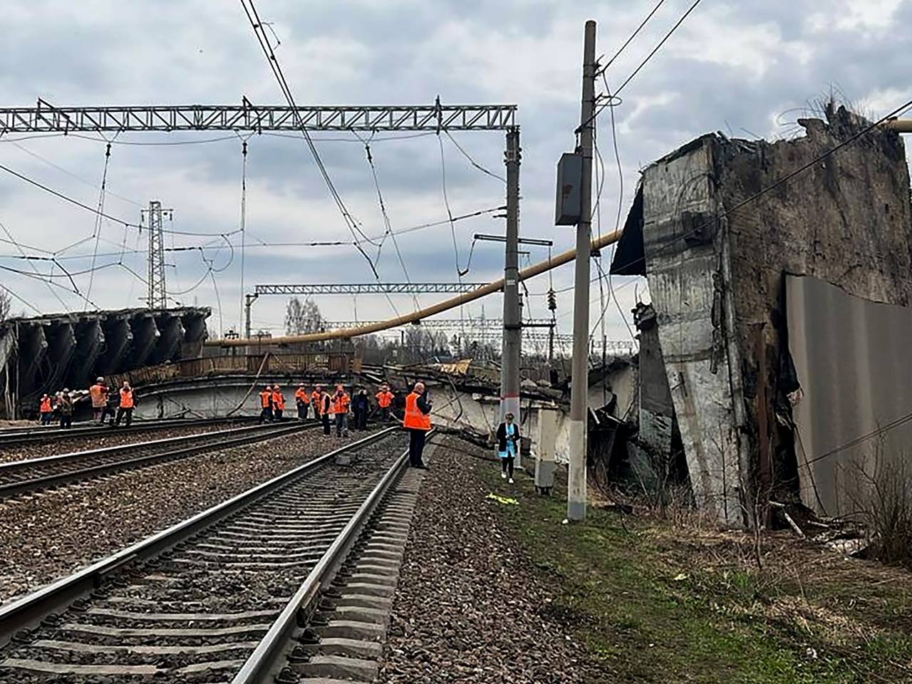 «Сложился как карточный домик». Мост с машинами рухнул на железную дорогу в  Смоленской области: Городская среда: Экономика: Lenta.ru