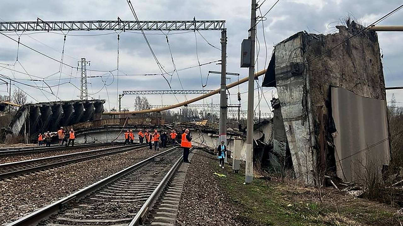 «Сложился как карточный домик». Мост с машинами рухнул на железную дорогу в  Смоленской области: Городская среда: Экономика: Lenta.ru