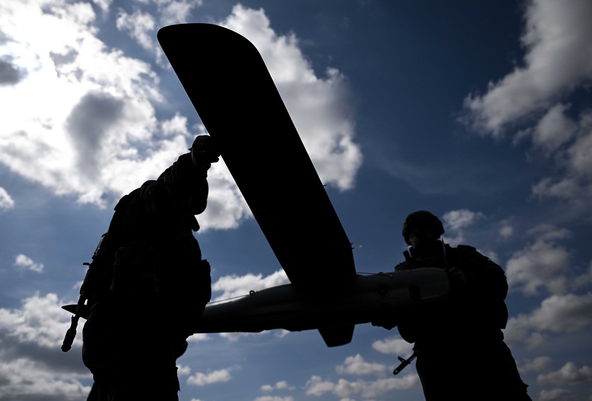 Операторы БПЛА группировки войск «Центр» готовят к запуску беспилотный летательный аппарат (БПЛА) «Орлан-30» на авдеевском направлении специальной военной операции