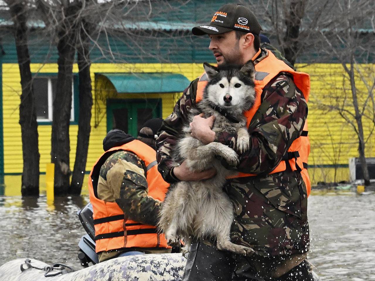 Уроженка затопленного Орска призвала ломать все в ее доме из-за поступка  соседей: Происшествия: Россия: Lenta.ru