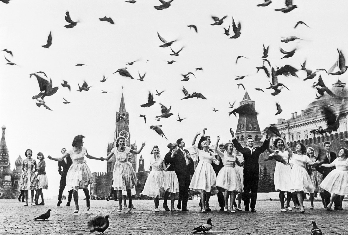 Выпускники столичных школ на Красной площади. 21 июня 1961 года
