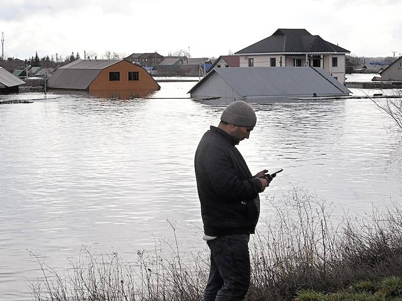 Жителей десятков населенных пунктов России призвали эвакуироваться из-за  паводка: Общество: Россия: Lenta.ru