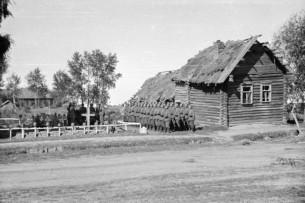 Немецкое кладбище в одной из оккупированных советских деревень на территории СССР