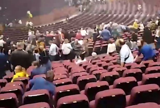 Посетители концертного зала «Крокус Сити Холл» в момент теракта