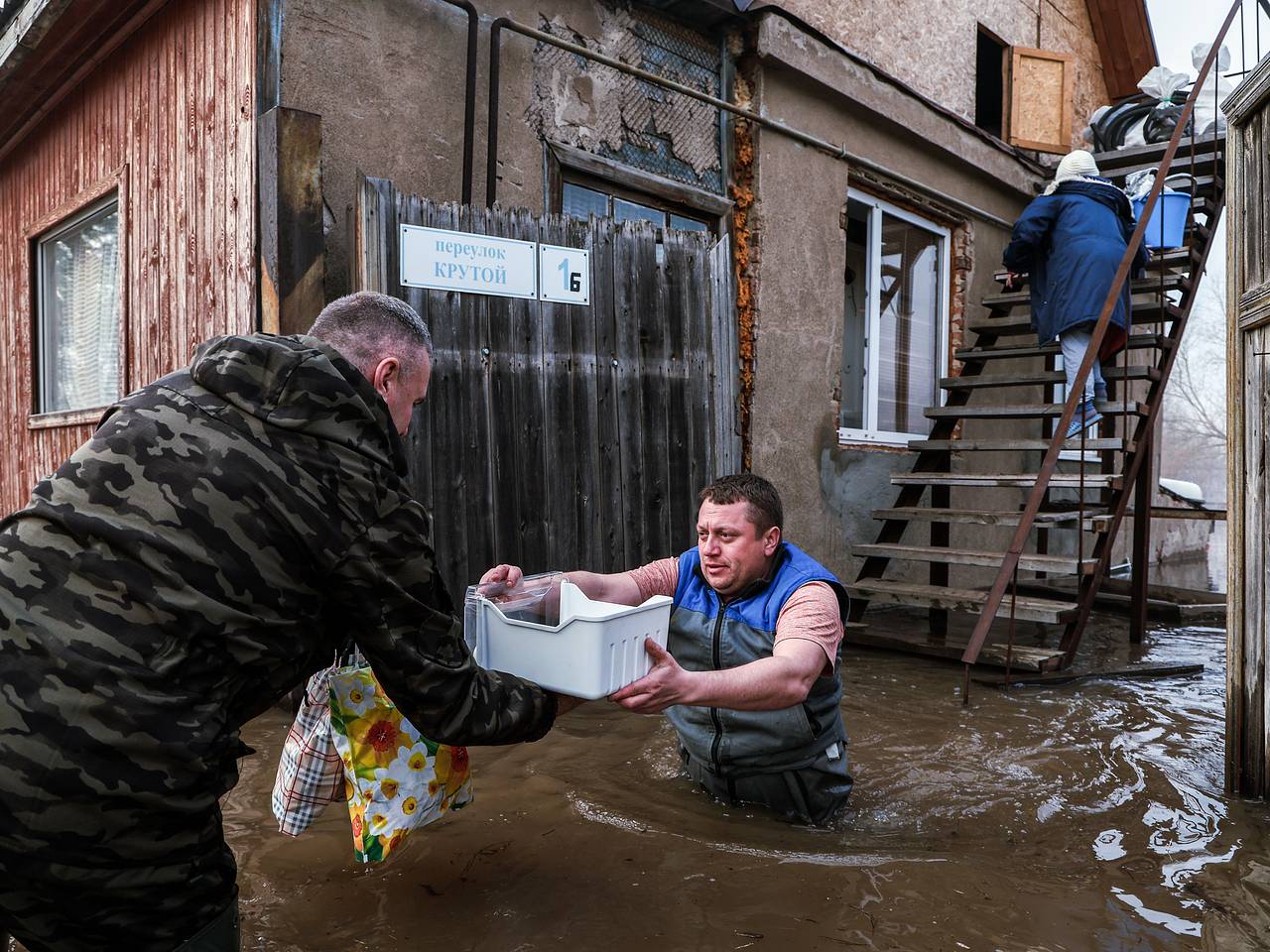 Паводок в Оренбурге 2024: подробности, последствия, причины наводнения,  монологи местных жителей: Общество: Россия: Lenta.ru