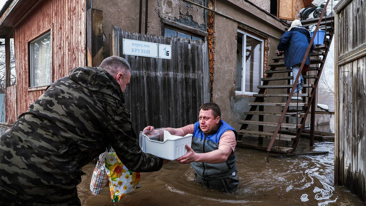 Паводок в Оренбурге 2024: подробности, последствия, причины наводнения,  монологи местных жителей: Общество: Россия: Lenta.ru