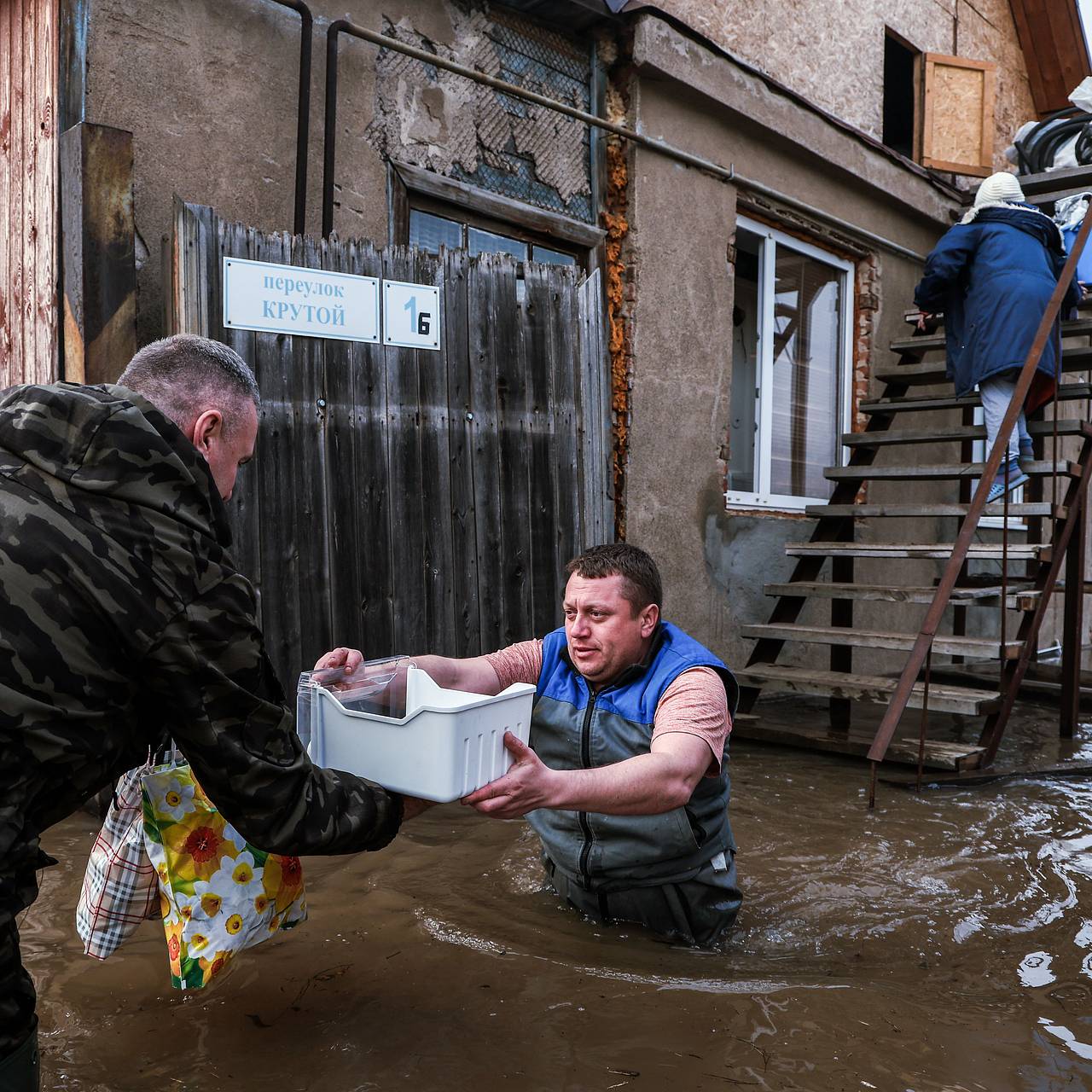 Паводок в Оренбурге 2024: подробности, последствия, причины наводнения,  монологи местных жителей: Общество: Россия: Lenta.ru