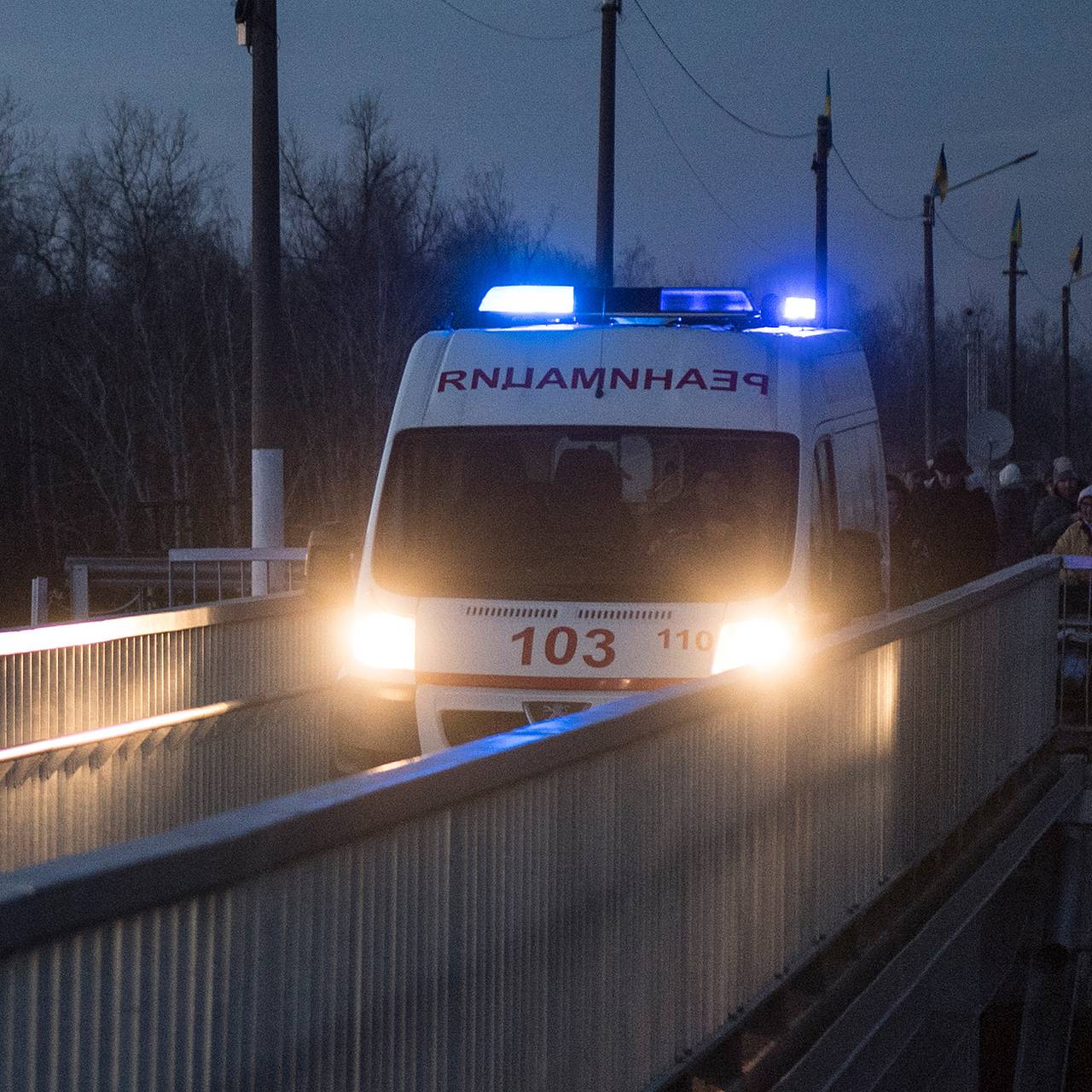 Попавших под обстрел в ЛНР российских журналистов отвезут в Луганск: ТВ и  радио: Интернет и СМИ: Lenta.ru