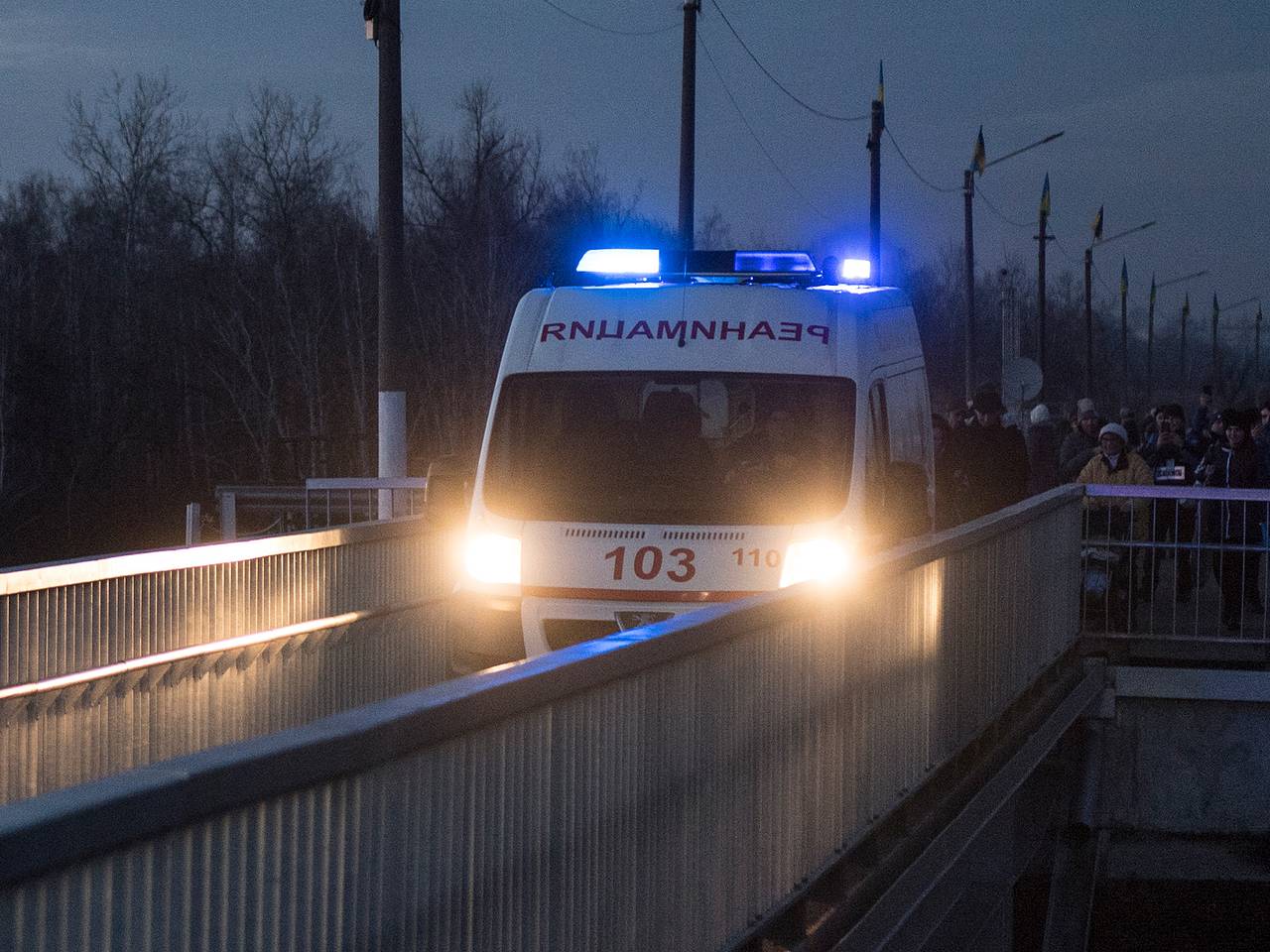 Попавших под обстрел в ЛНР российских журналистов отвезут в Луганск: ТВ и  радио: Интернет и СМИ: Lenta.ru