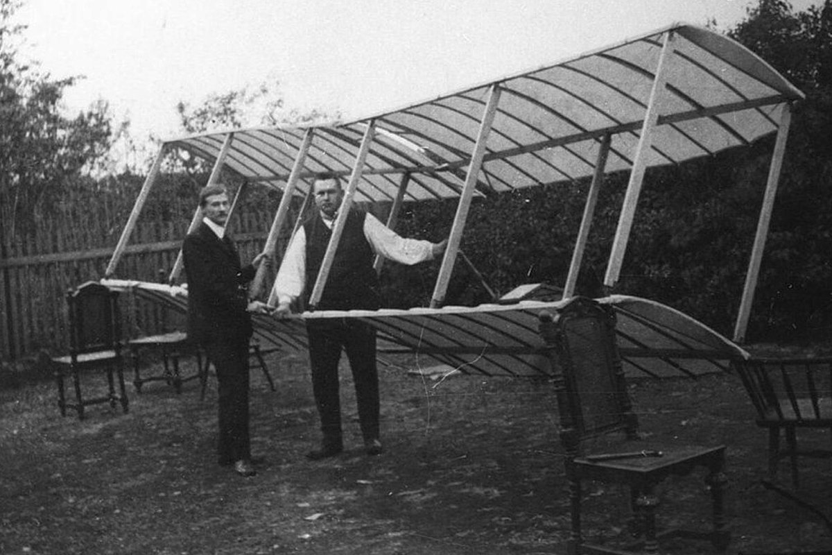 Цандер (слева) у планера, построенного членами Рижского студенческого общества воздухоплавания и техники полета
