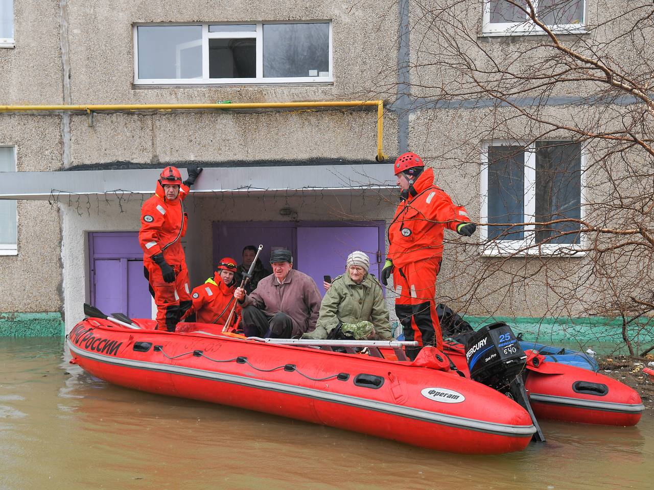 Стало известно о воде у многоквартирных домов в Оренбурге: Общество:  Россия: Lenta.ru