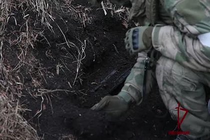 Обнаруженный росгвардейцами схрон с оставленным оружием ВСУ попал на видео