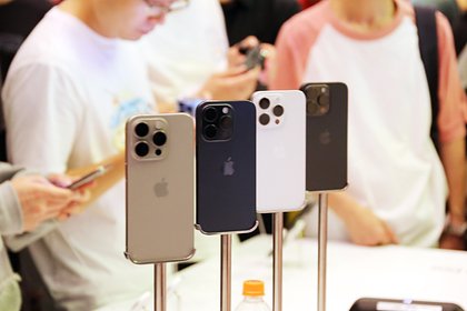 The best-selling smartphones are listed