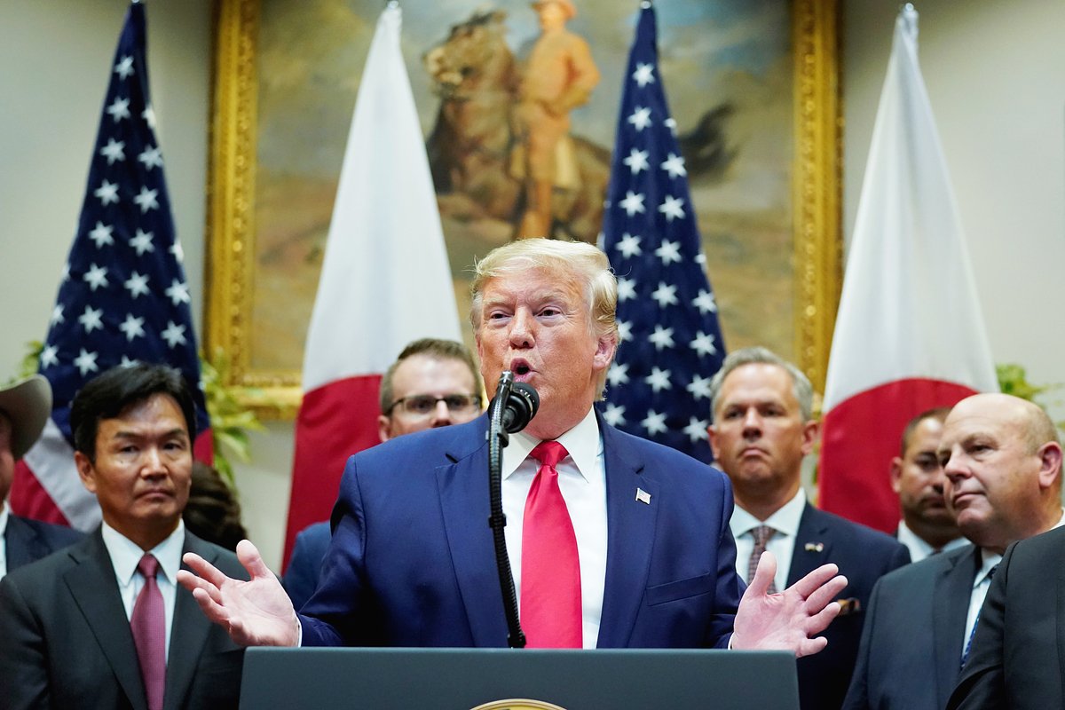 Президент США Дональд Трамп рассказывает о расследовании Палаты представителей по импичменту во время официальной церемонии подписания торгового соглашения между США и Японией в Белом доме в Вашингтоне, 7 октября 2019 года