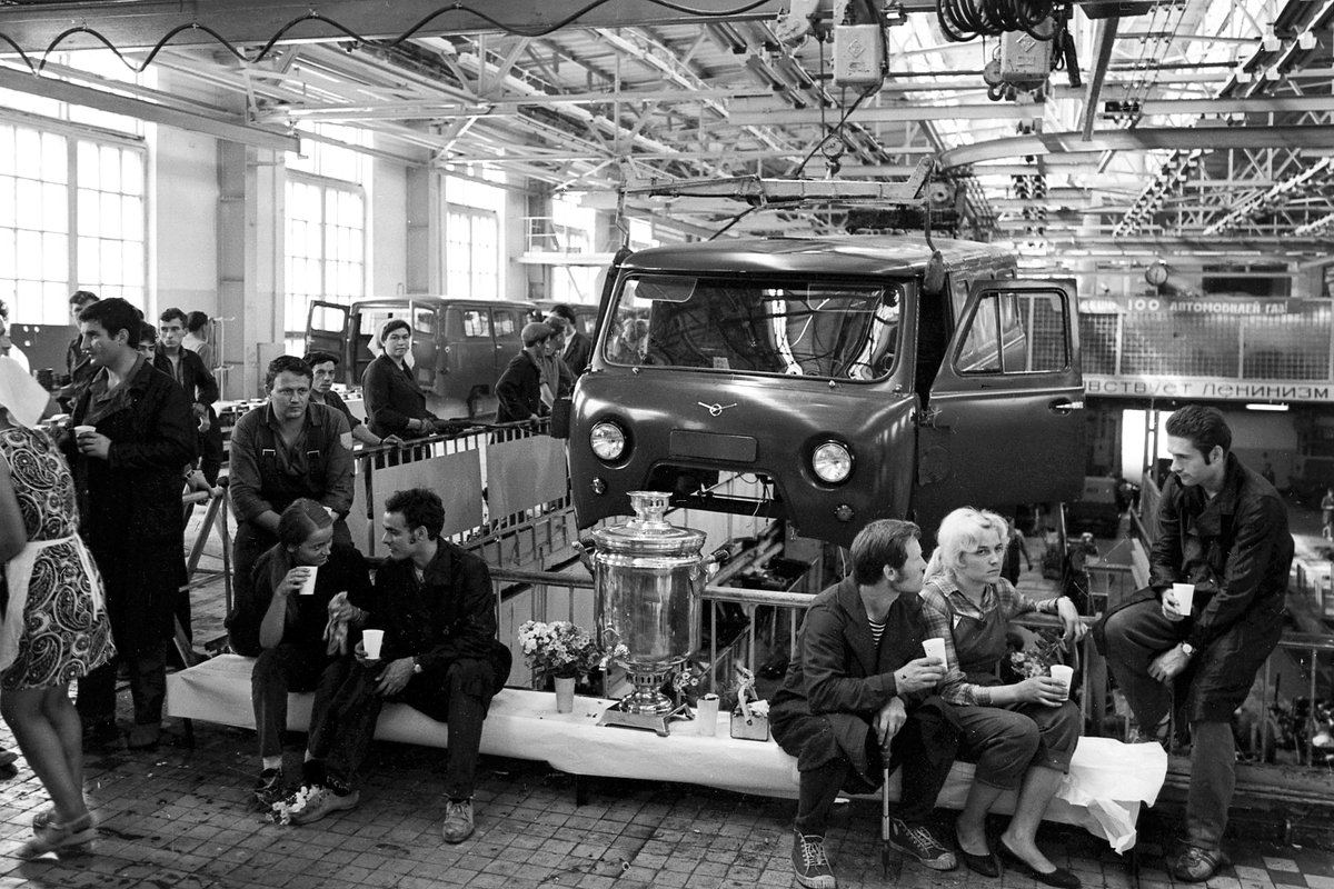 Чаепитие участников коммунистического субботника на Ульяновском автомобильном заводе. 1970 год