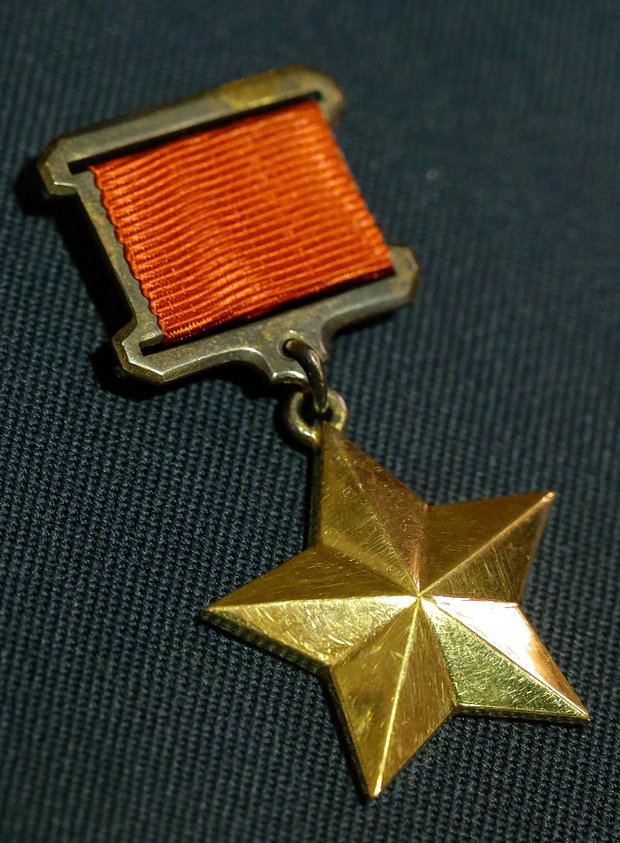 Медаль «Золотая Звезда» на экспозиции выставки «Память о Победе. Награды Второй мировой войны» в парадном вестибюле Оружейной палаты Московского Кремля