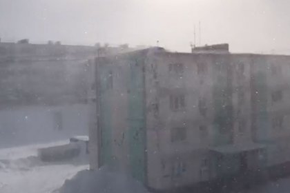 Российский населенный пункт занесло снегом