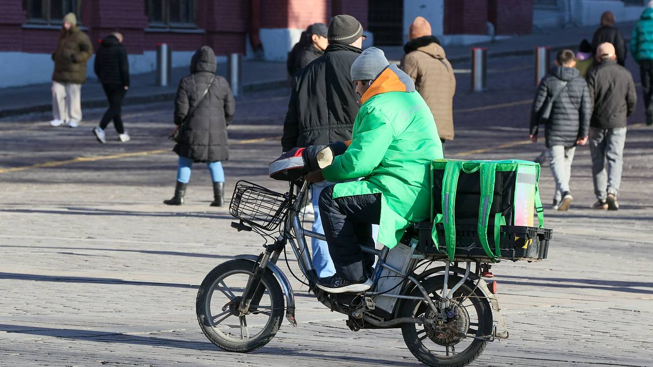 В Москве собрались разобраться с внешним видом и передвижением курьеров:  Бизнес: Экономика: Lenta.ru