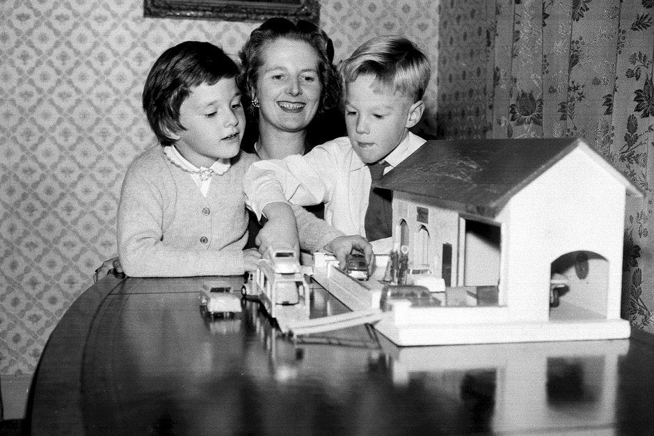 Депутат парламента от Консервативной партии Маргарет Тэтчер со своими детьми Кэрол и Марком, Кент, Великобритания, 1958 год 