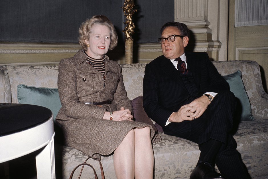 Лидер Консервативной партии Маргарет Тэтчер и советник президента США по национальной безопасности Генри Киссинджер, Лондон, Великобритания, 18 февраля 1975 года 