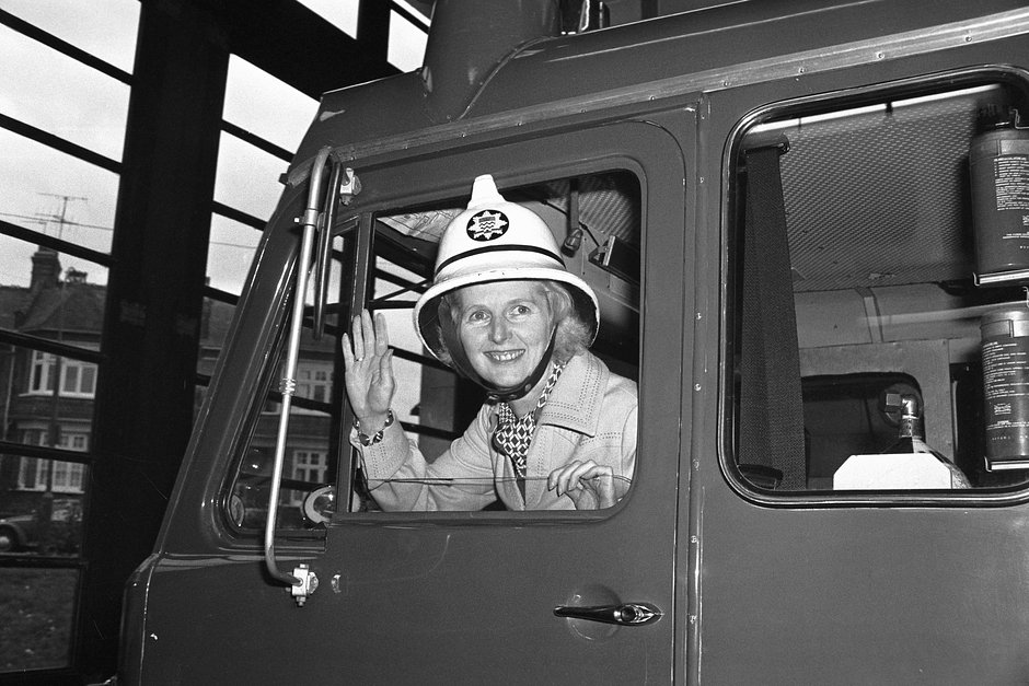 Лидер Консервативной партии Маргарет Тэтчер в пожарной машине во время визита в пожарную часть Финчли, Лондон, Великобритания, 15 октября 1976 года 