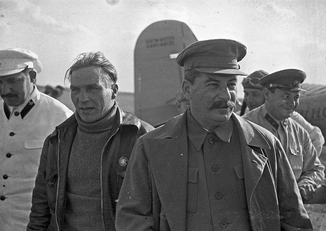 Валерий Чкалов (в центре,слева)