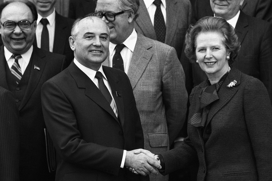 Член Политбюро ЦК КППС Михаил Горбачев и премьер-министр Великобритании Маргарет Тэтчер на встрече в Чекерсе, Великобритания, 16 декабря 1984 года 