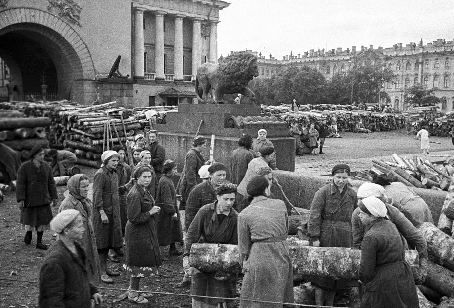 Жители Ленинграда возводят укрепления на улицах города 