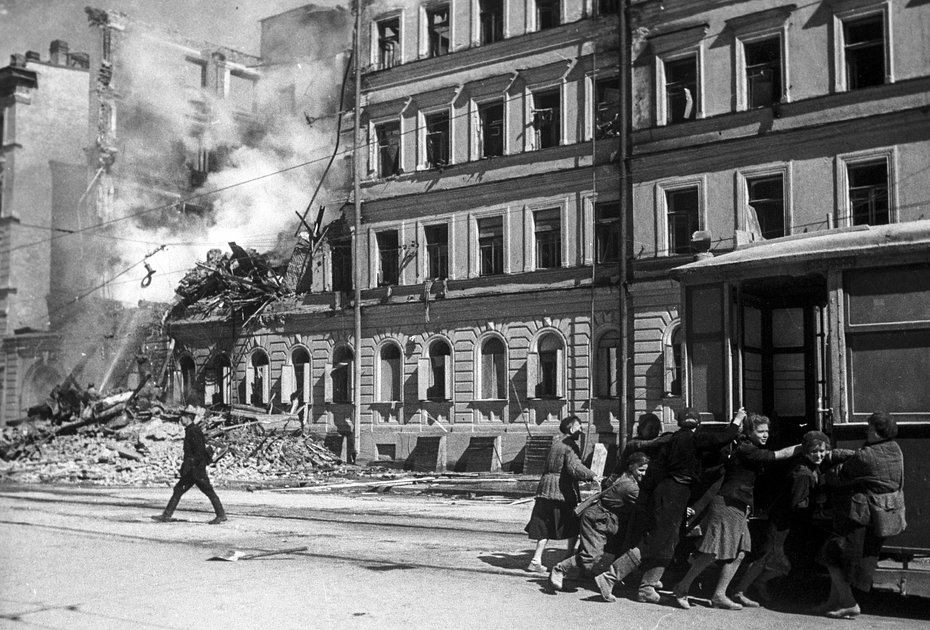 На улице Ленинграда после налета фашистской авиации