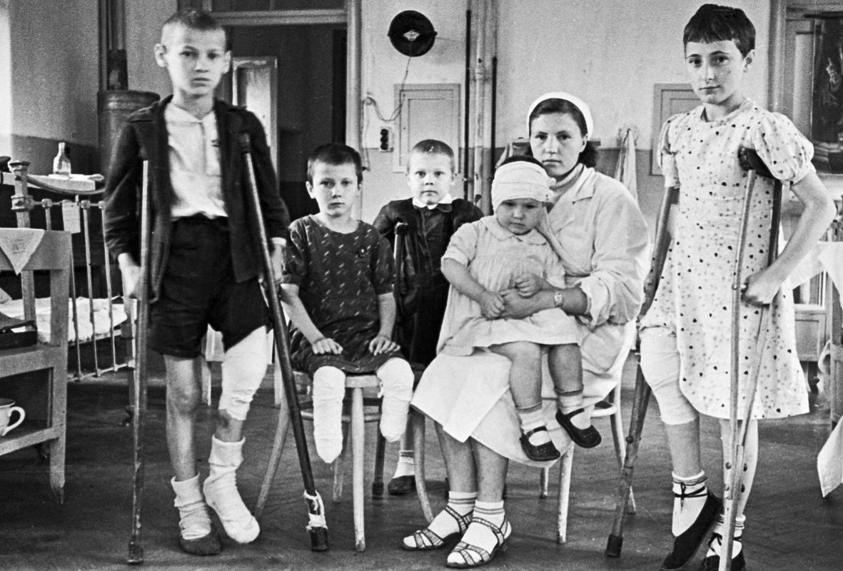 Искалеченные фашистскими снарядами дети в палате Ленинградского государственного педиатрического института