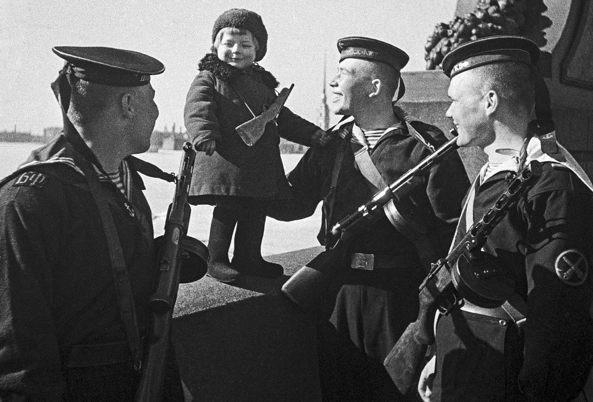 Моряки Балтийского флота общаются с девочкой Люсей, которую эвакуируют из блокадного Ленинграда 