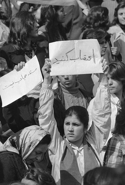 Иранские женщины выступают за равные права в Тегеране, 12 марта 1979 года