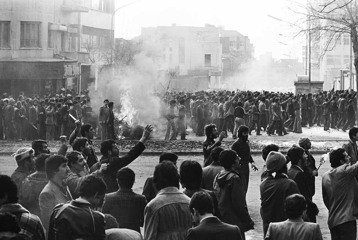 Мятежники на улицах Тегерана устроили поджоги во время столкновений с армией. 26 января 1979 года