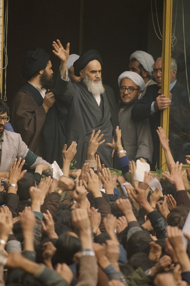 Аятолла Хомейни, вернувшийся в страну после 15-летнего изгнания, из окна своего дома в Тегеране приветствует людей