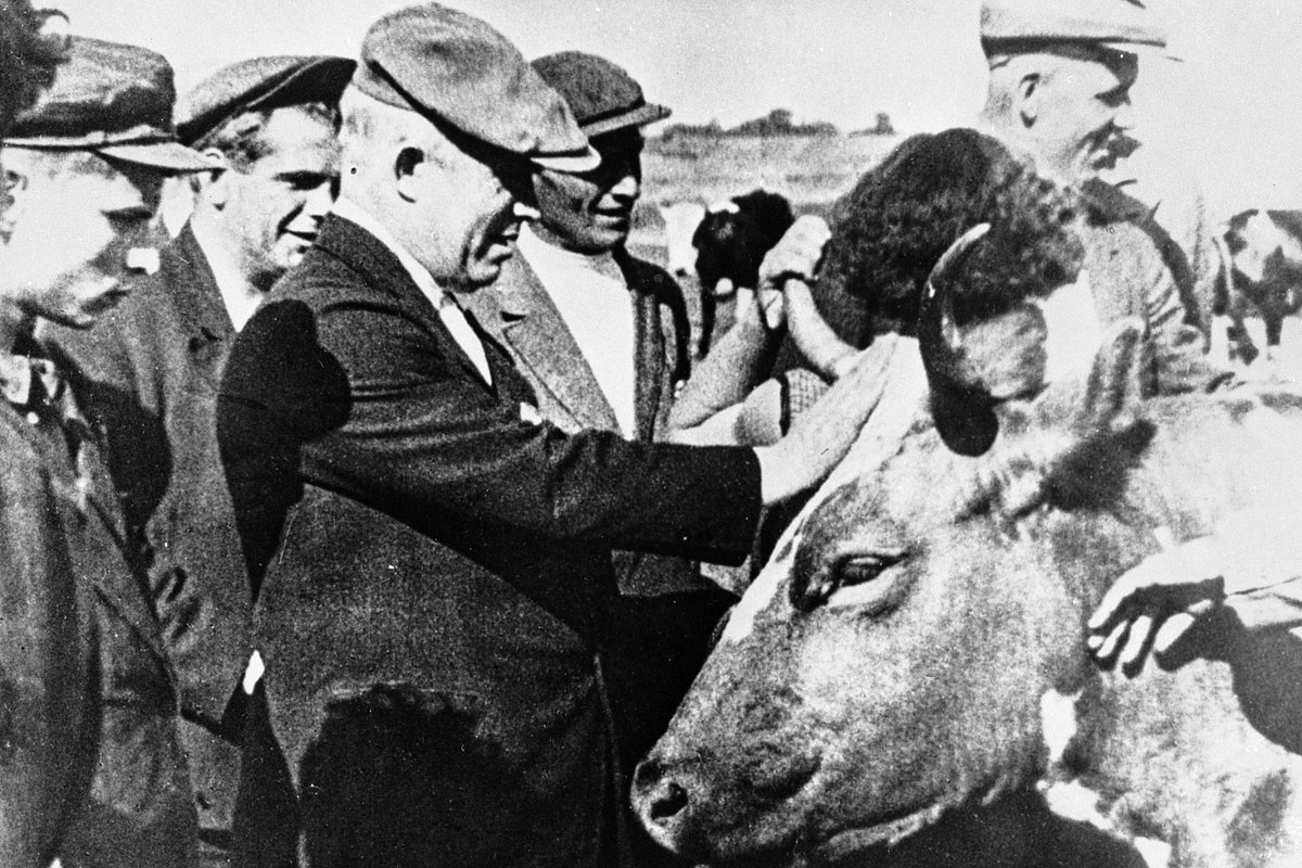 Хрущев обсуждает с работниками сельского хозяйства проблемы животноводства, 1935 год